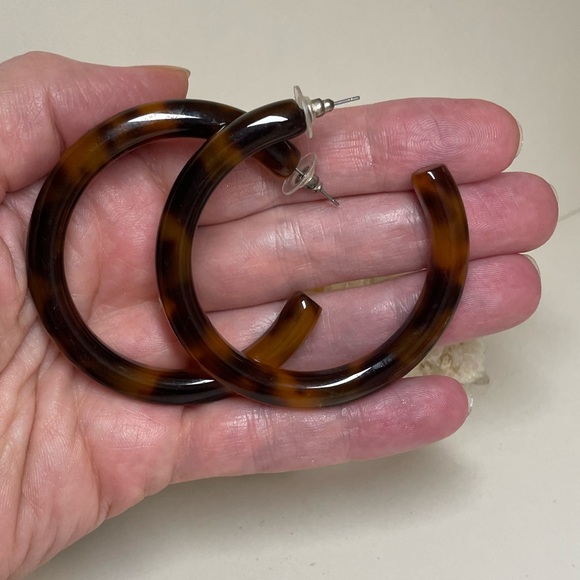 Large Acrylic Hoop earrings Classic Tortise, a timeless style 🆕 - Picture 1 of 3